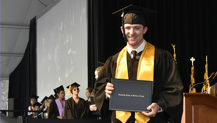 Grad holding diploma